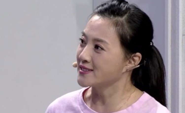 冯巩"媳妇",5上春晚后"消失"10年,再出现时已经皈依佛门!