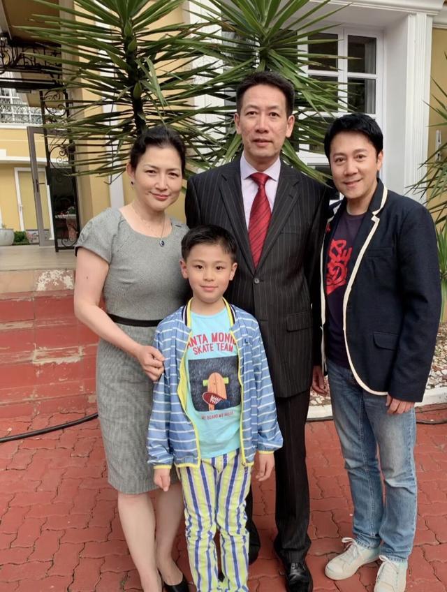 据说她的名字叫秦娟,但蔡国庆很少在媒体面前提及妻子的个人信息.