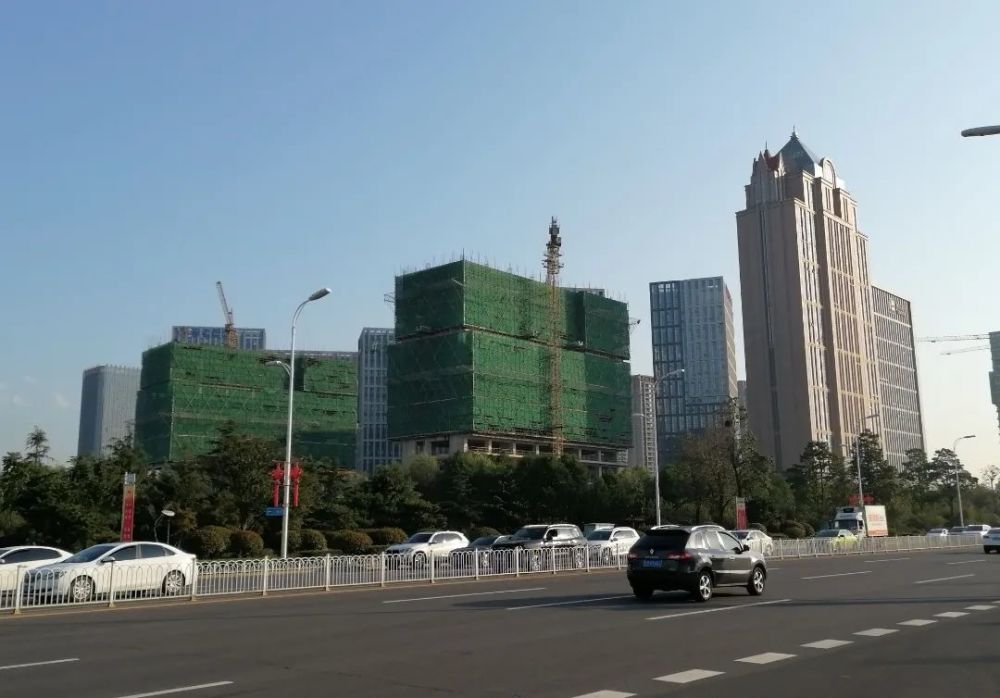网友反映:滨海大道兴华大厦西北这两栋建筑很久没有施工了,烂在那里
