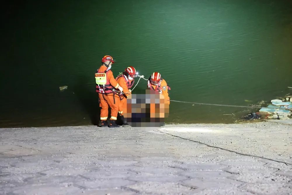 水库,河流等,缺少安全设施的水域以免发生溺水事故,生命只有一次!