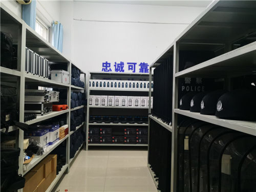 "勤动手,洗刷刷"让特警装备锃亮起来_腾讯新闻