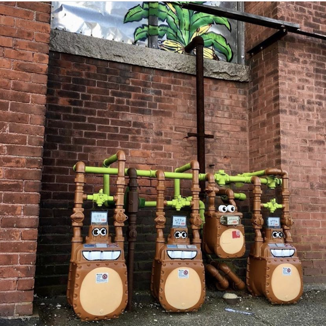 水管艺术天马行空的想象让街道变得多姿多彩