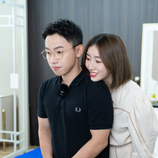 邹凯老婆周捷晒孕期美照全身出镜不显孕肚轻松下一字马