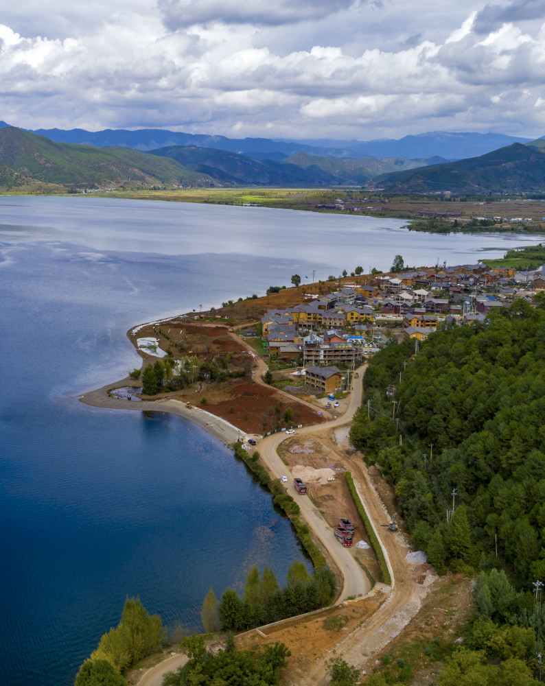 这是正在建设中的泸沽湖畔蒗放村湖滨湿地(无人机照片,9月25日摄)新华