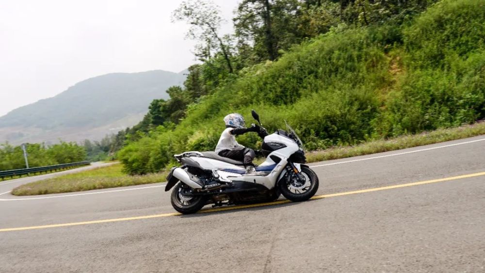 狂飙荒野 公路性能也不逊色-大阳adv350动态测评