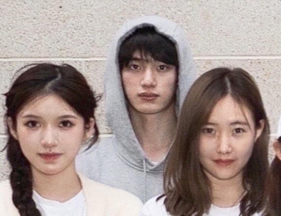 北电表演实验班新生合照曝光丁程鑫戴着帽子站角落低调帅气