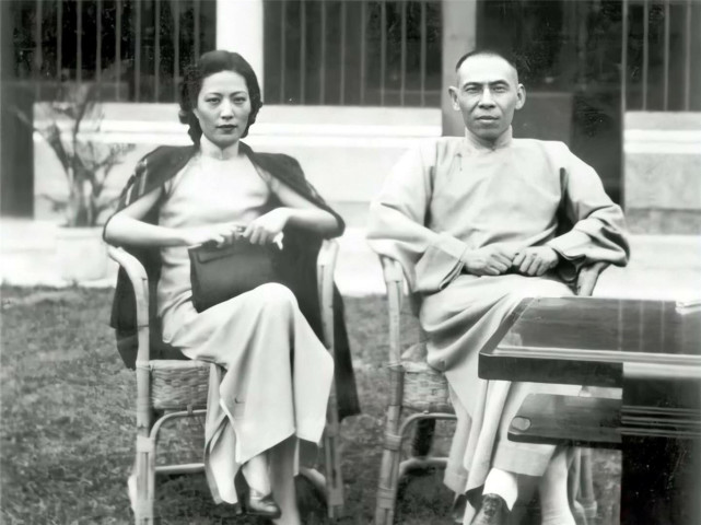 杜月笙猛踩刹车用枪瞄准后排给他戴绿帽的人沈月英吓得愕然