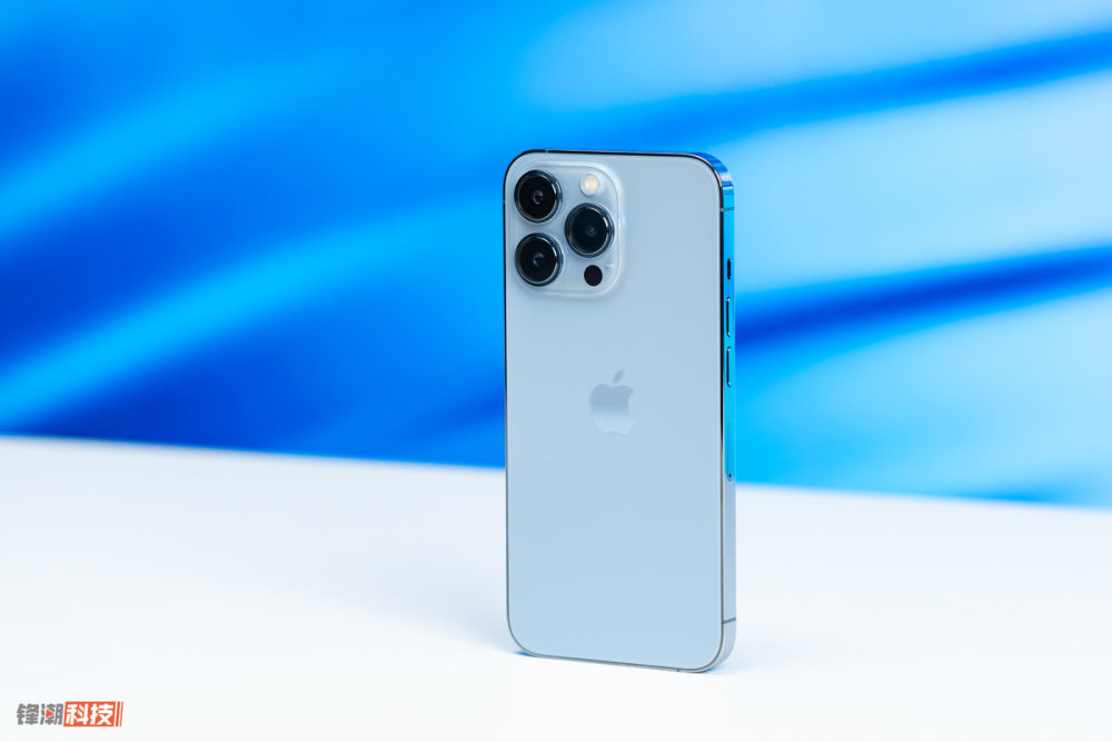 在盒子上就直接印刷着iphone 13 pro的机身背面图,远峰蓝的配色作为