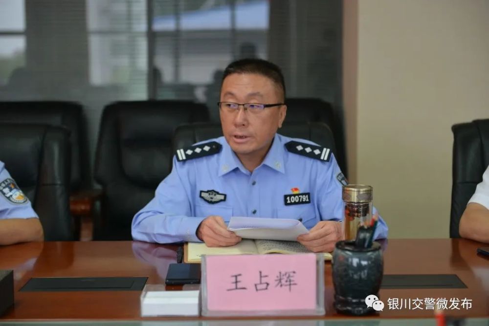 何芙蓉,吴煜,时佳俊等3名民警代表先后围绕"我心目中的警官杨鸿胜""