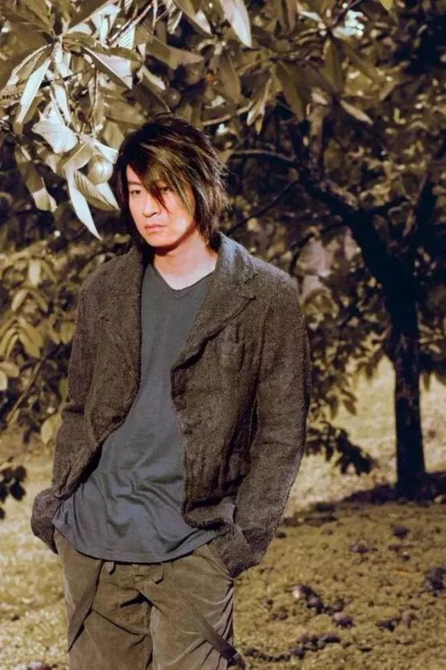 52岁游鸿明现身商演,发型散乱刘海快到眉,舞台简陋略显冷清