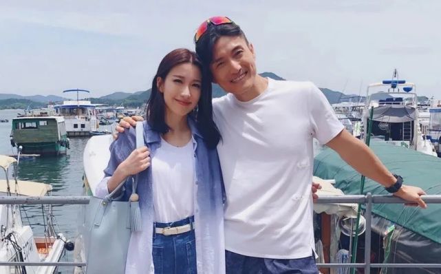 毕竟传闻胡定欣不再续约,李施嬅离开了效力15年的tvb外闯,黄心颖捅出