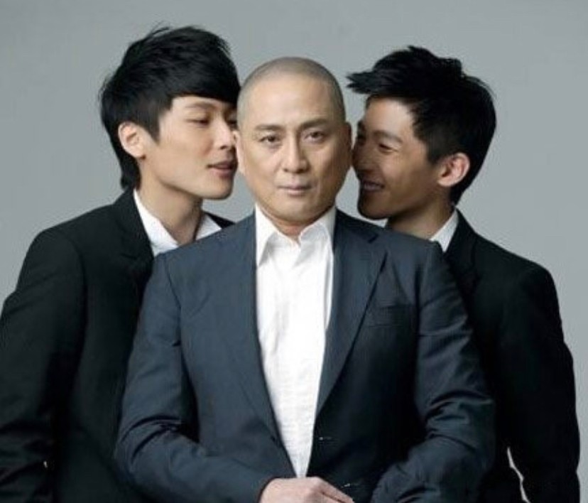 汤镇业双胞胎儿子晒帅照长相英俊却不火父亲有6个孩子太有福