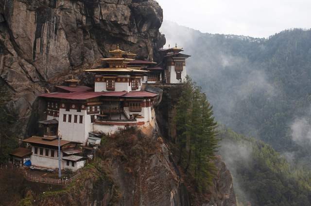 世界超級寺廟之一的虎穴寺依山而建有著獨特的佛教文化