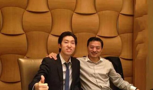 家道中落,穷途末路 周文强出生在一个条件还不错的"小资家庭",父亲和