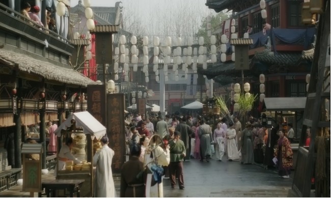 图片:人们走在举办庙会的街道上剧照2,吃喝玩乐一条龙在庙会中,不仅有