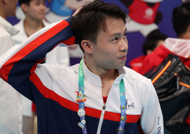 9月26日,贵州队选手陈治龙在男子跳马比赛后.