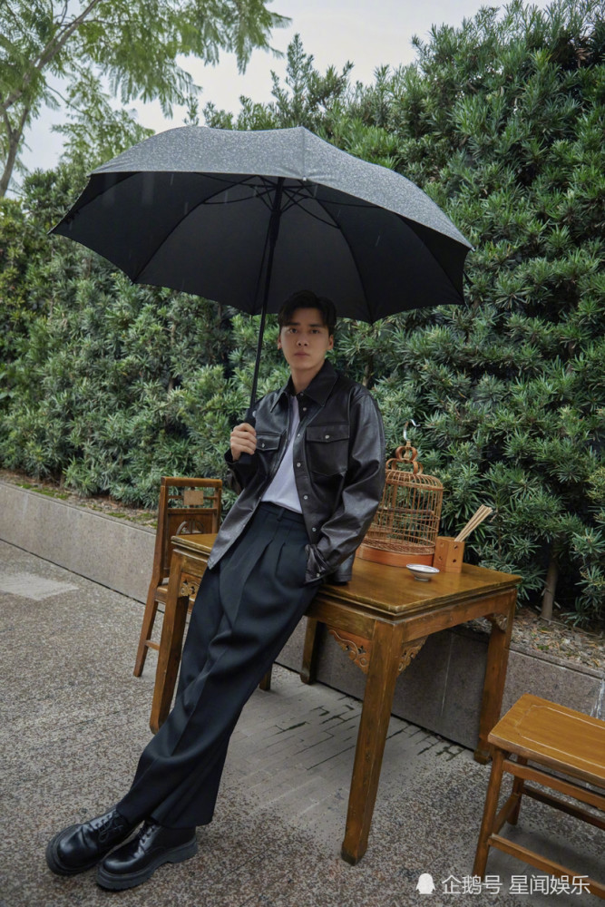 李易峰成都惊喜影展闭幕式造型图