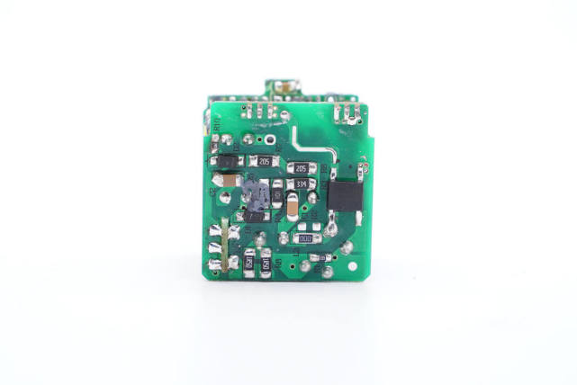 通过观察发现,充电器采用qr开关电源,协议芯片控制输出电压的典型架构