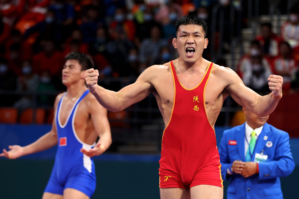 全运会摔跤男子古典式87公斤级决赛陕西队选手彭飞夺冠