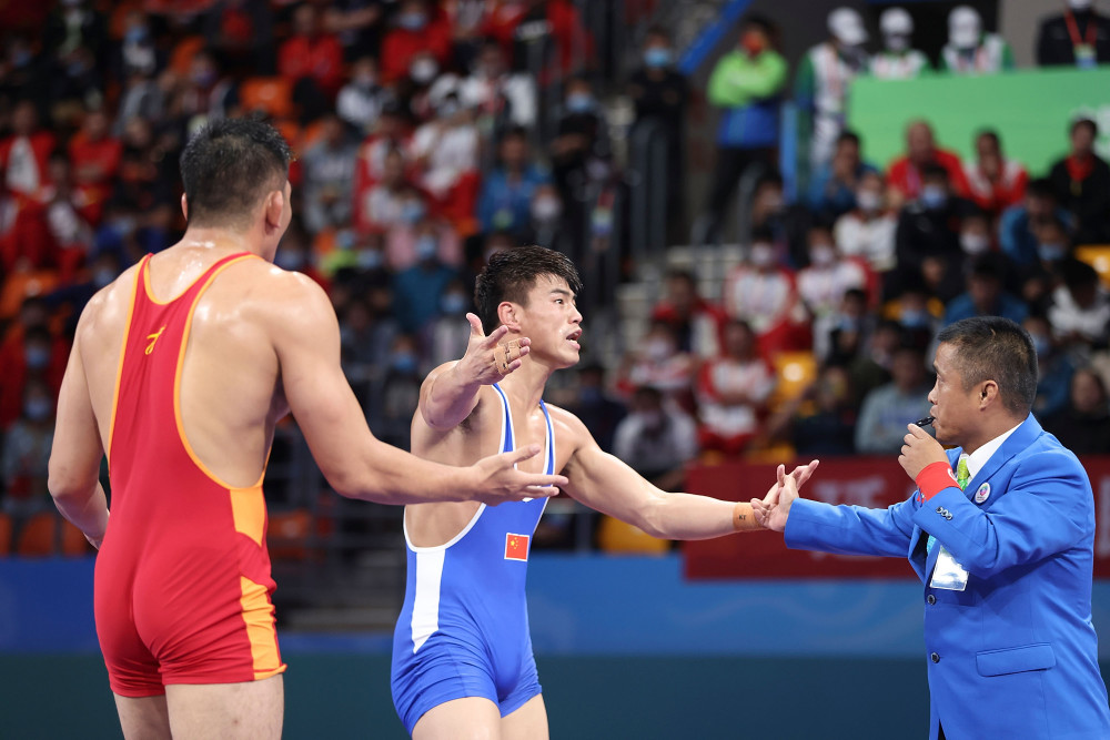 全运会摔跤男子古典式87公斤级决赛陕西队选手彭飞夺冠