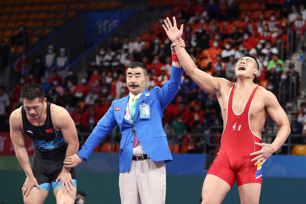 全运会摔跤男子古典式97公斤级决赛辽宁队选手刘焱夺冠
