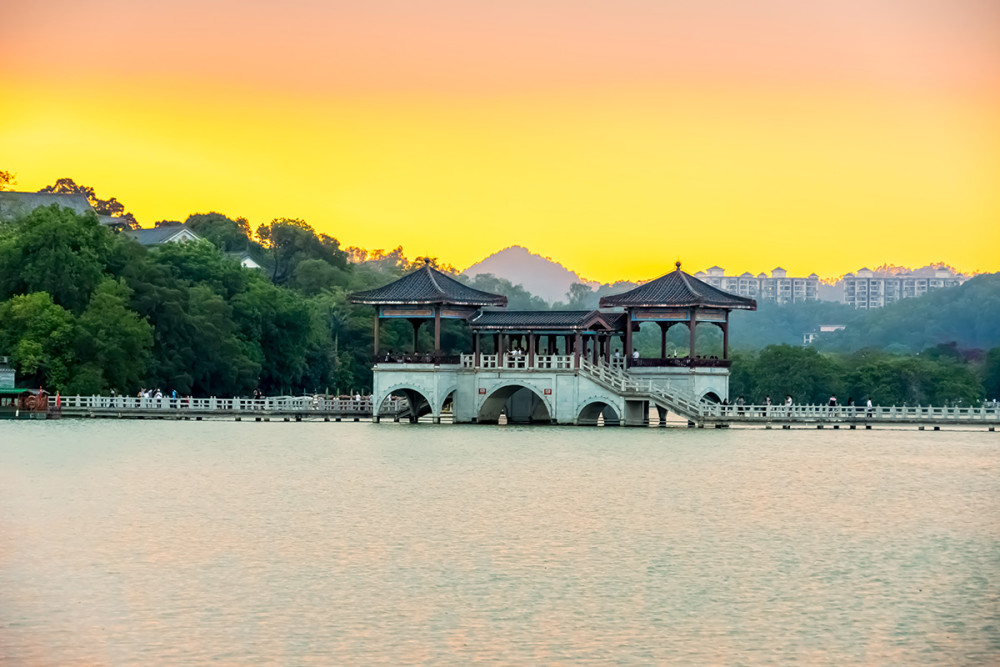 其湖泊内部的景点主要是有五湖,六桥和八景等景观组成,比如说拱北桥