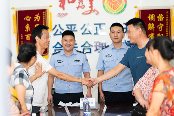 民警组织信访案件当事人进行调解接到诉求后,三明市公安局立即启动"一