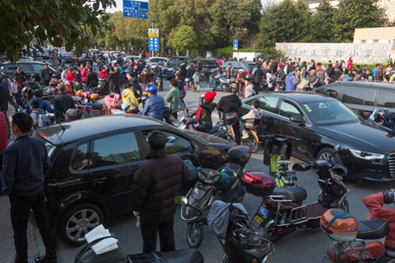 课后延时服务落地一个月,校门口的"一幕"让人窒息,这样的"双减",是你