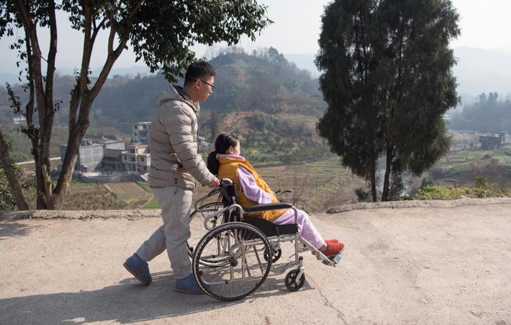 25岁小伙爱上坐轮椅的姑娘,见面后做一个重要决定,网友:要三思