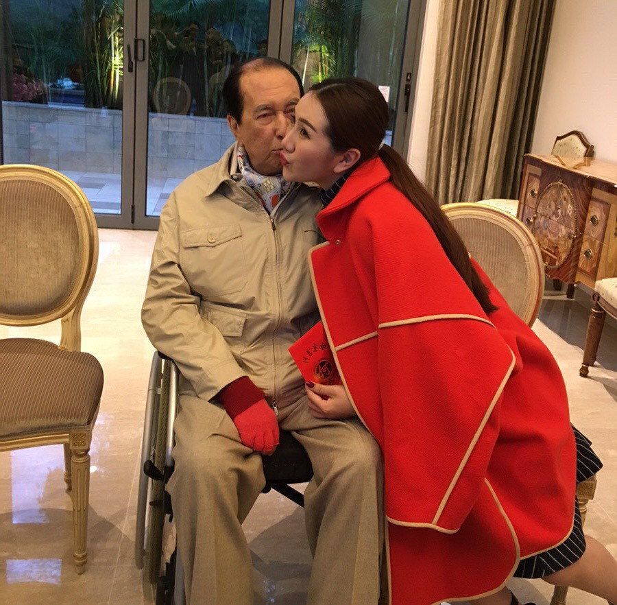 何超盈晒庆生照瘦身成功尖下巴明显和弟弟何猷君像极复制粘贴