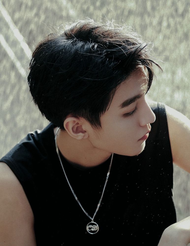 王俊凯22岁生日写真花絮迷人机车皮衣搭无袖背心又man又有少年感