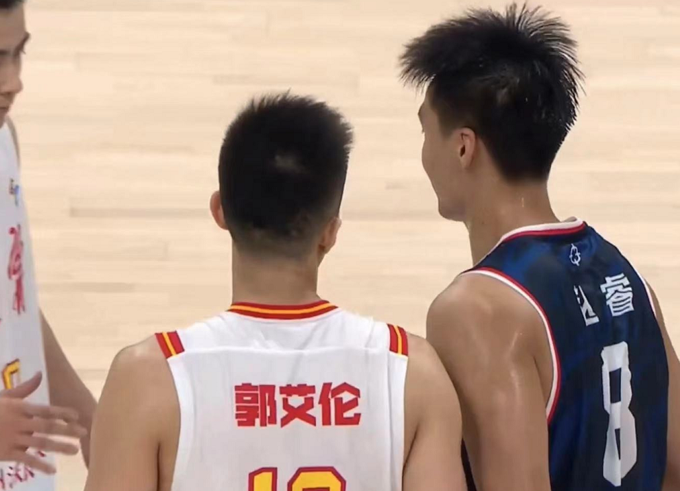 赵睿则第一时间致敬了郭艾伦,这场比赛郭艾伦的发挥确实夸张,他已经打