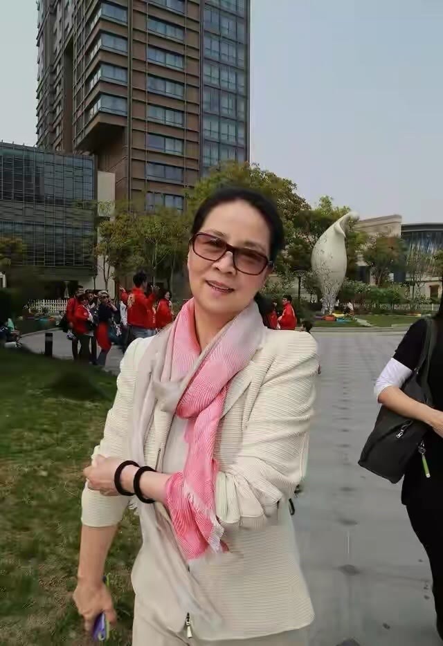 林凤娇保养得真好穿小香风配牛仔裤优雅端庄一看就是贤妻良母