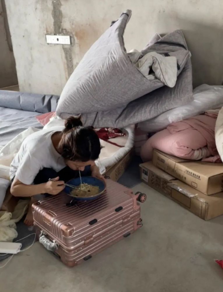真穷or装穷住毛坯房的90后女孩没钱装修但用千元护肤品是我的自由