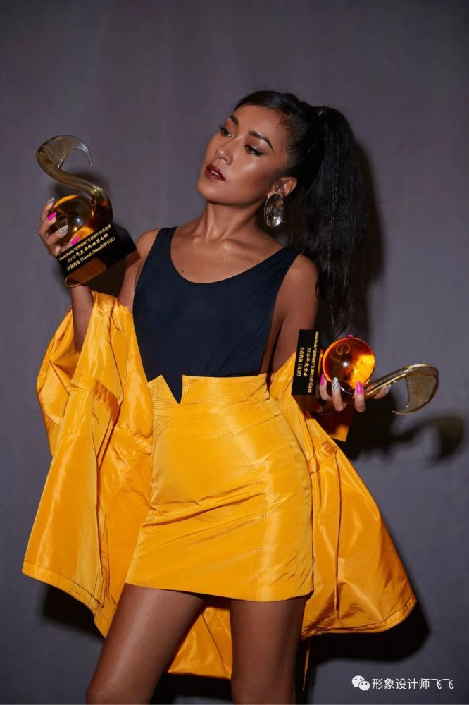 趁着秋初的好天气再时尚一把,挖肩背心配超短裤,好看时尚又另类