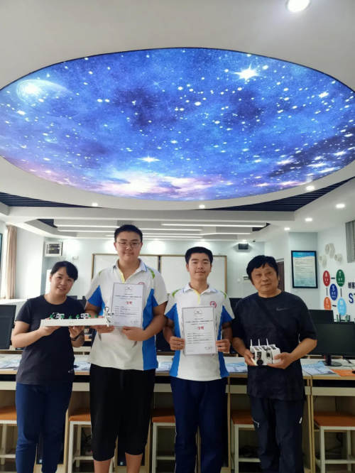 杨婳老师,刘昇鑫同学,邱科杰同学,袁武廷老师合影邱科杰同学的参赛