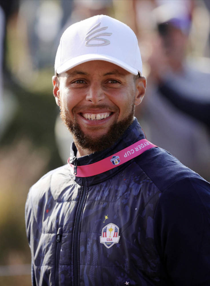 库里观战高尔夫莱德杯 休闲装打扮表情搞怪