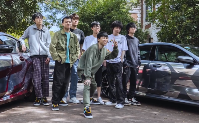 fpx太有牌面!选手乘坐豪车出征世界赛!刘青松都有些拘谨了!