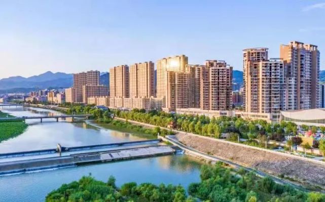 丹凤县按照大手笔规划,高起点运作的城市建设思路,以文化之笔描绘山水