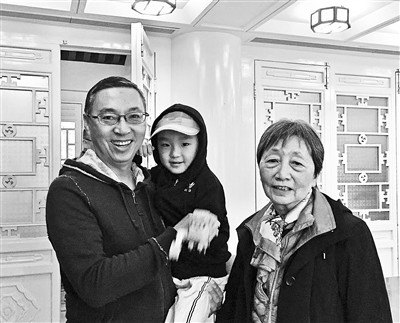 左二),梅贻琦校长(右二)与赵元任夫妇(右一左三)在南京旅游时共进早餐