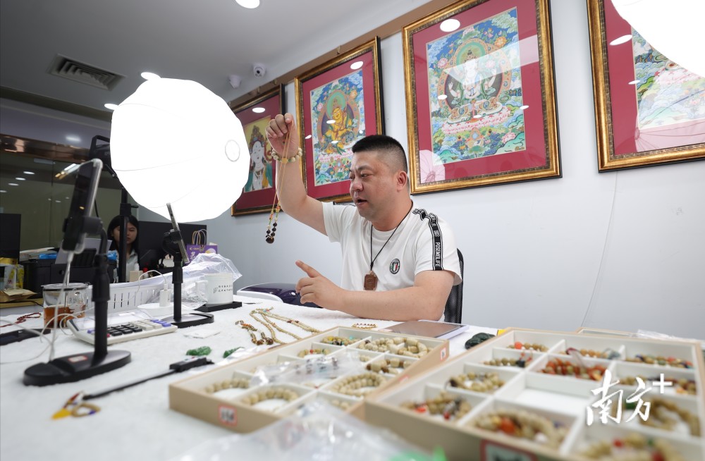 活动借助广州抖音电商直播基地发挥平台优势,组织策划千家品牌珠宝