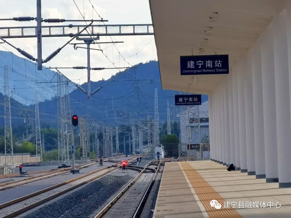 在建宁南站站房内,工程人员正操作各种设备对站房进行清理和保洁,为