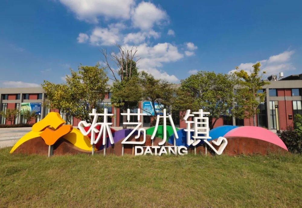 2019年诸暨大唐袜业的区域品牌价值就达到了1,100亿元,其中诸多名优