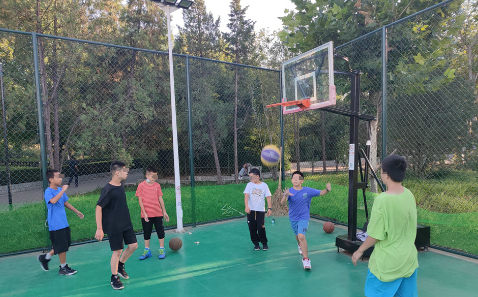 调查双减后孩子们有空去打篮球却不得不和大人争球场