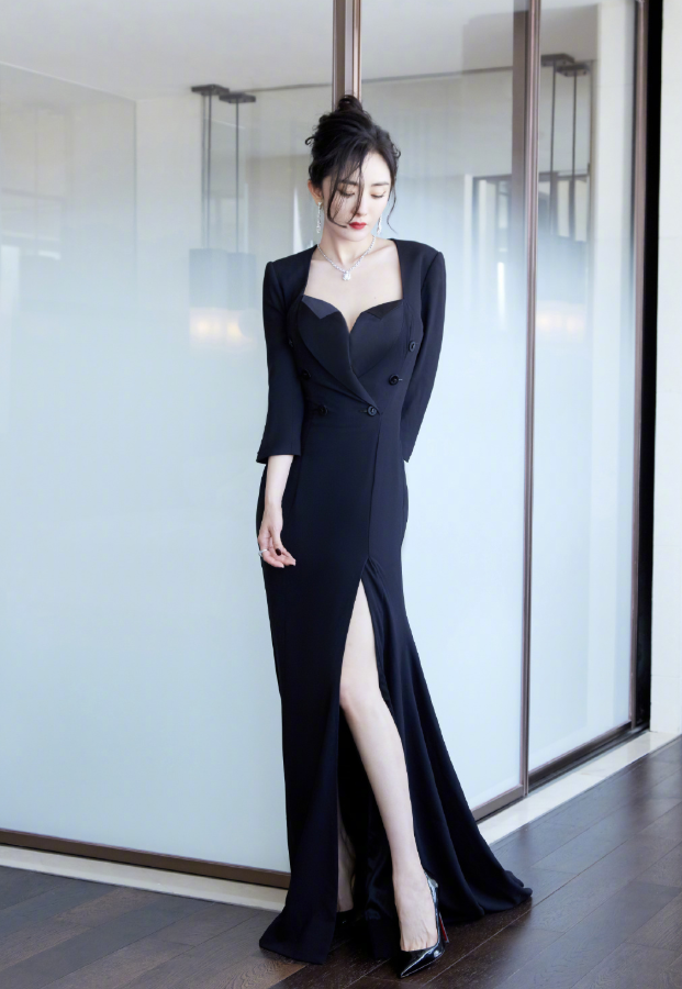 杨幂演绎初秋时尚写真,彩色针织外套温暖安逸,束腰连衣裙休闲大方