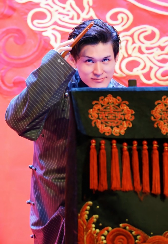 早期德云社小园子的观众男性居多,而且观众的年龄都偏大.