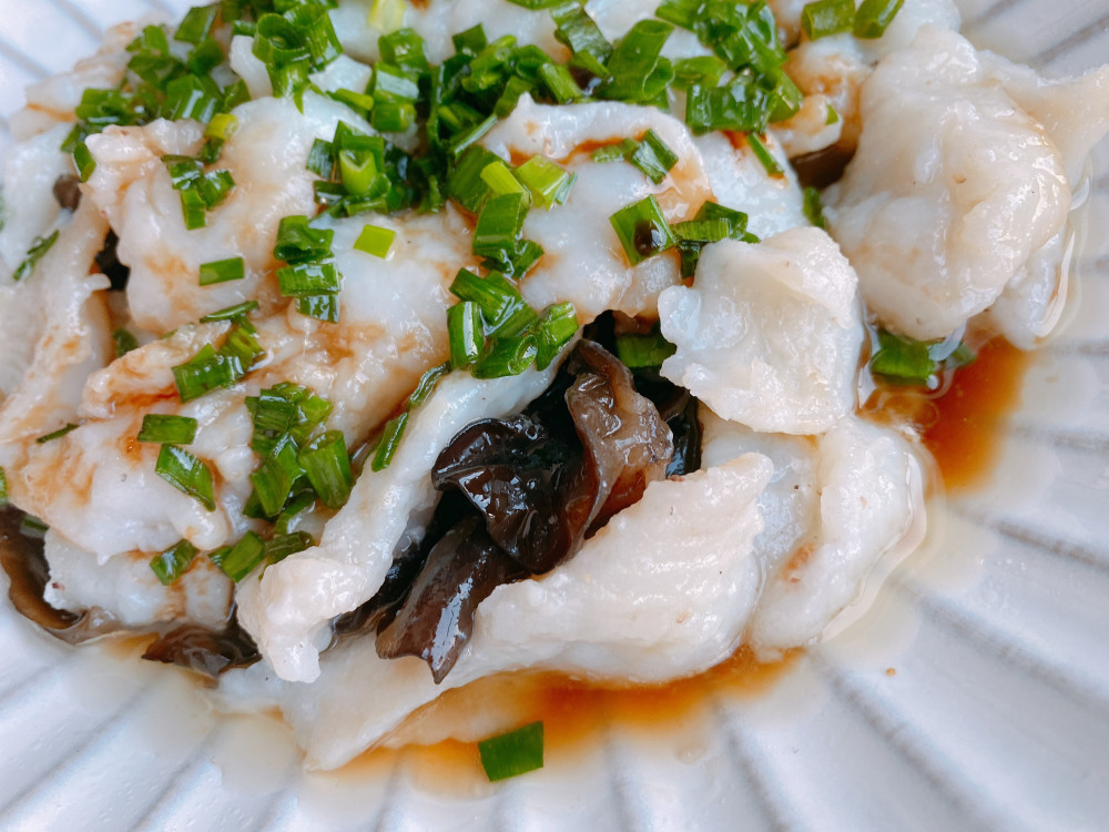 家庭制作葱油鱼片可以选择肉质细嫩鱼刺少的鱼,例如:黑鱼,巴沙鱼,龙利