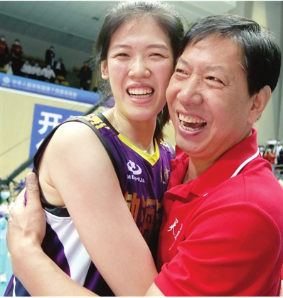 李盈莹享受王茜一样的待遇天津女排夺冠王宝泉罕见拥抱爱徒庆祝
