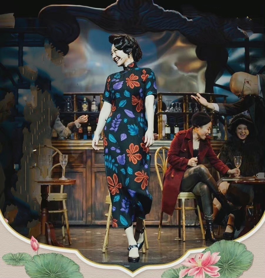 在最近出演的话剧《如梦之梦》中,身穿旗袍亮相的许晴再一次"击"中了