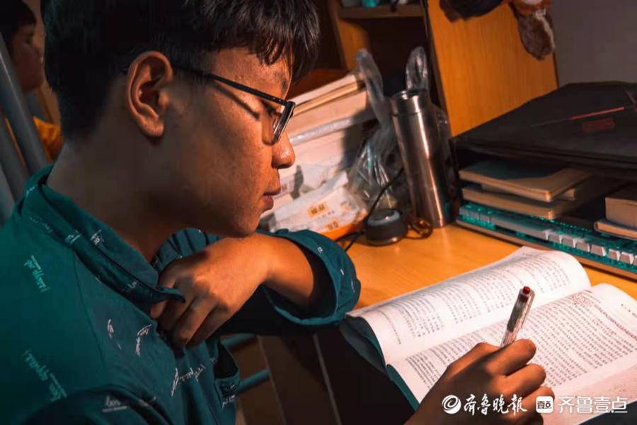 灯下苦读的大二学子